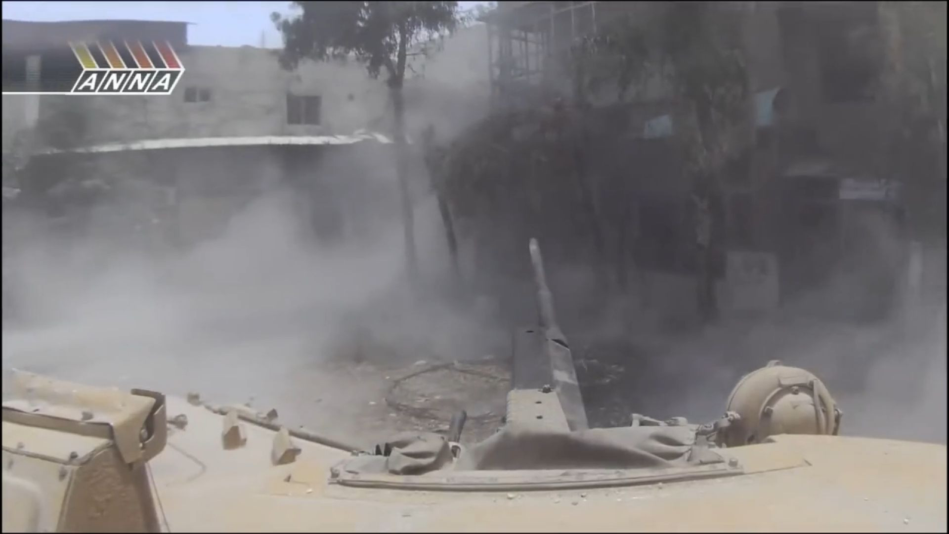T-72 Angriff auf 2 Rebellenstellungen in Jobar – GoPro aus der Panzerkolonne