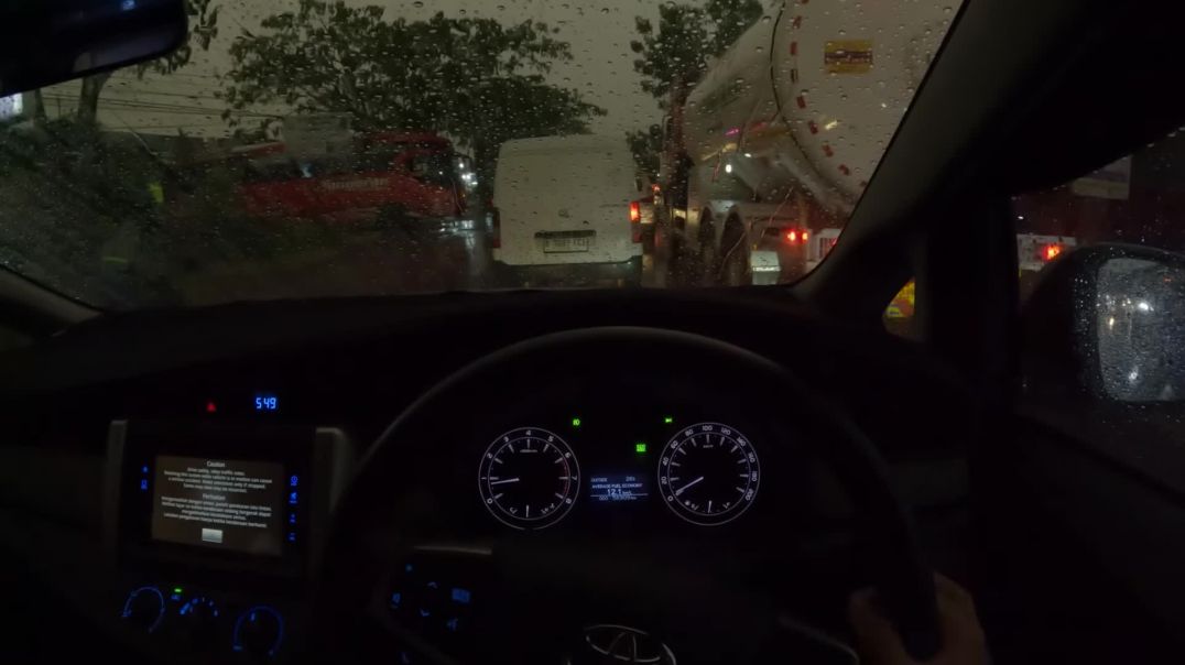 Fahrt durch die Großstadt im dichten Regen – perfekt zum Einschlafen, Lernen & Konzentrieren